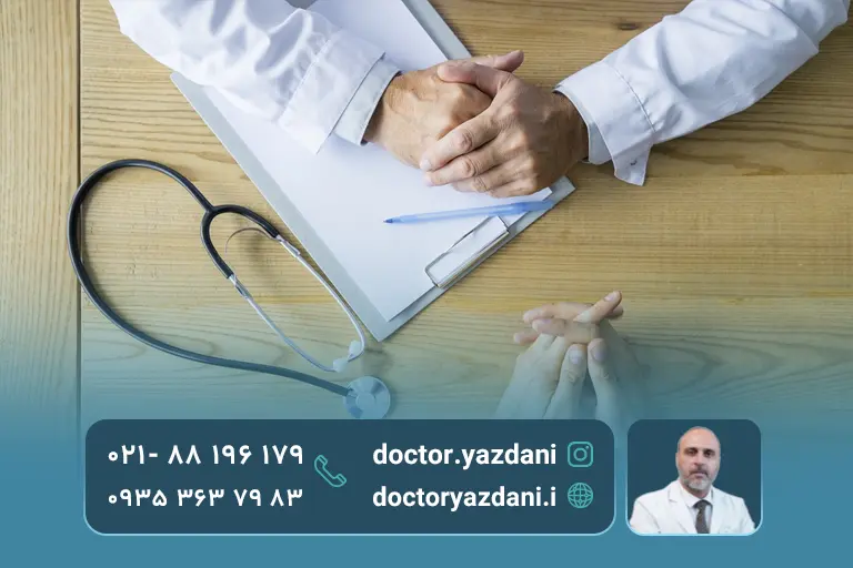 متخصص-در-حال-مشاوره-و-درمان